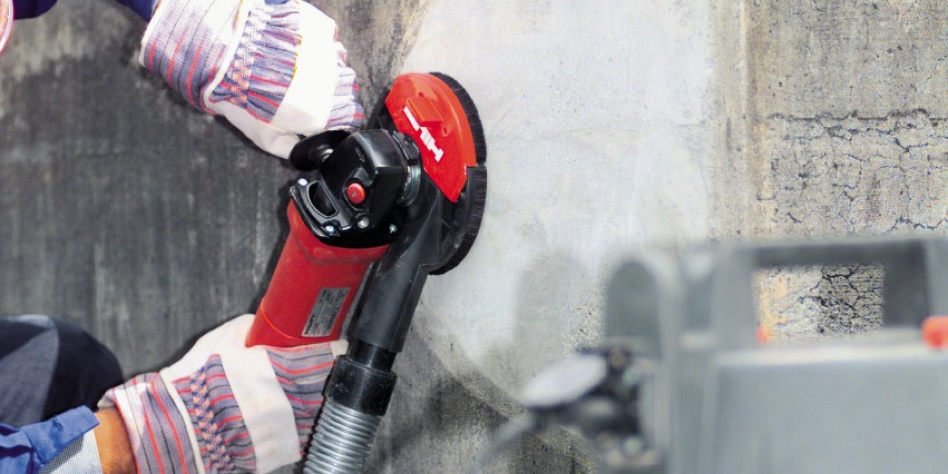 Wall concrete grinding with angle grinder