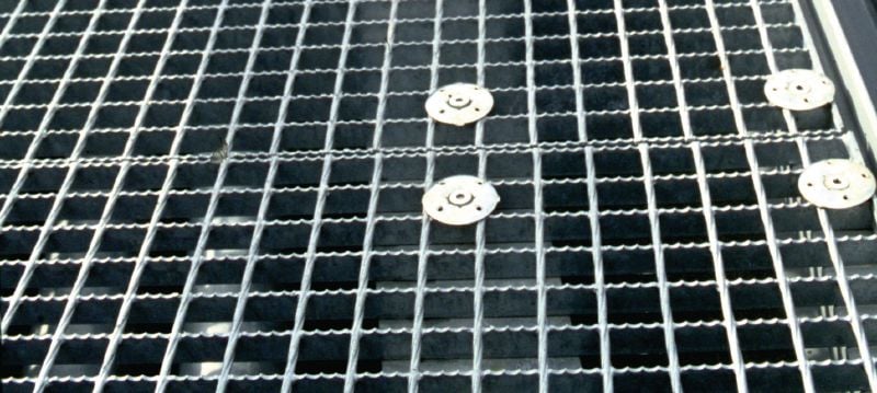 X-FCM-R Крепежный диск для решетчатых настилов (нержавеющая сталь) Крепежный диск из нержавеющей стали для крепления напольных решетчатых настилов с использованием резьбовых шпилек в высококоррозийных средах Применения 1